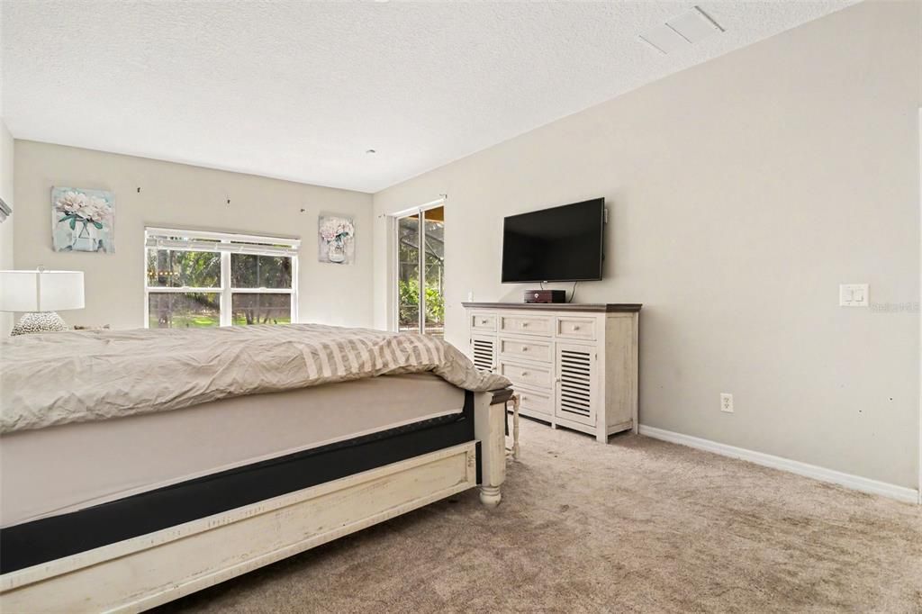Activo con contrato: $570,000 (4 camas, 2 baños, 2600 Pies cuadrados)