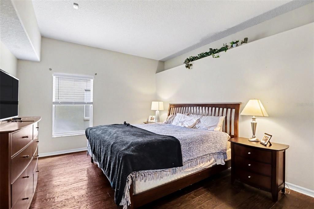 Activo con contrato: $570,000 (4 camas, 2 baños, 2600 Pies cuadrados)