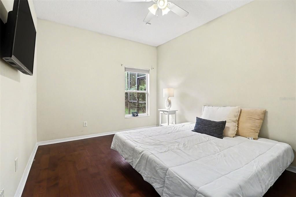 Activo con contrato: $570,000 (4 camas, 2 baños, 2600 Pies cuadrados)