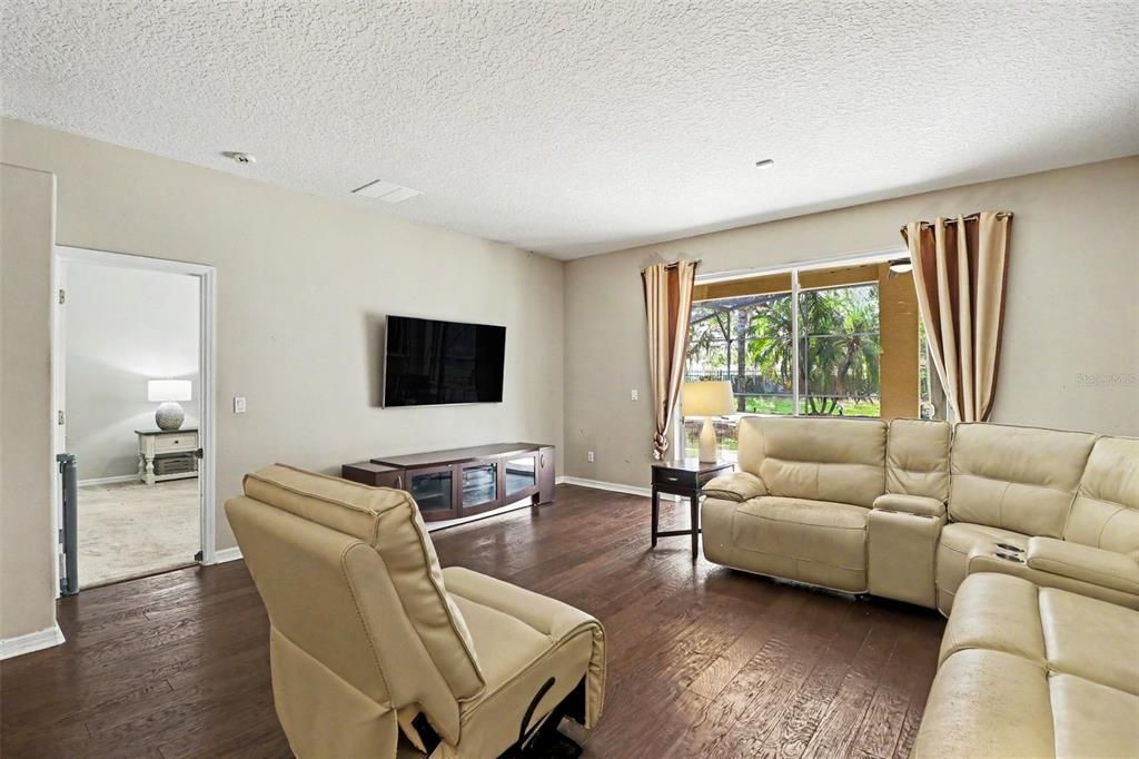 Activo con contrato: $570,000 (4 camas, 2 baños, 2600 Pies cuadrados)