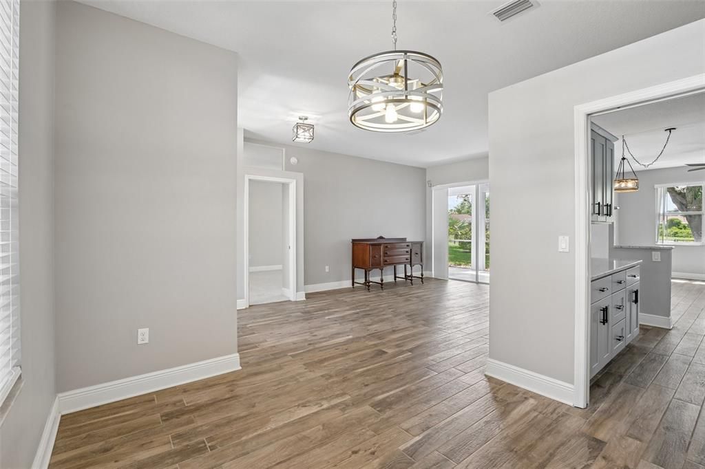 Activo con contrato: $369,900 (3 camas, 2 baños, 1721 Pies cuadrados)