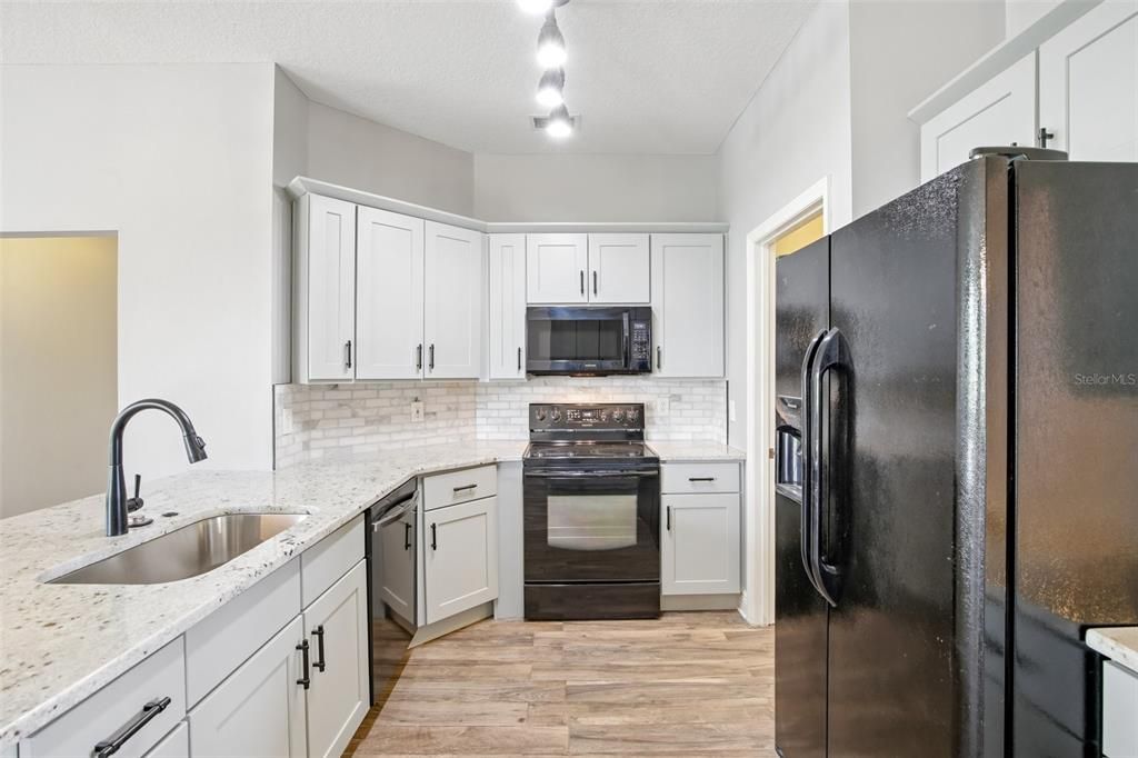 Activo con contrato: $369,900 (3 camas, 2 baños, 1721 Pies cuadrados)