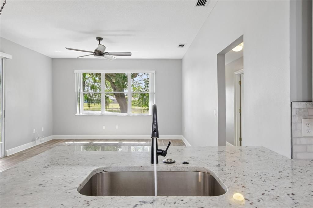 Activo con contrato: $369,900 (3 camas, 2 baños, 1721 Pies cuadrados)