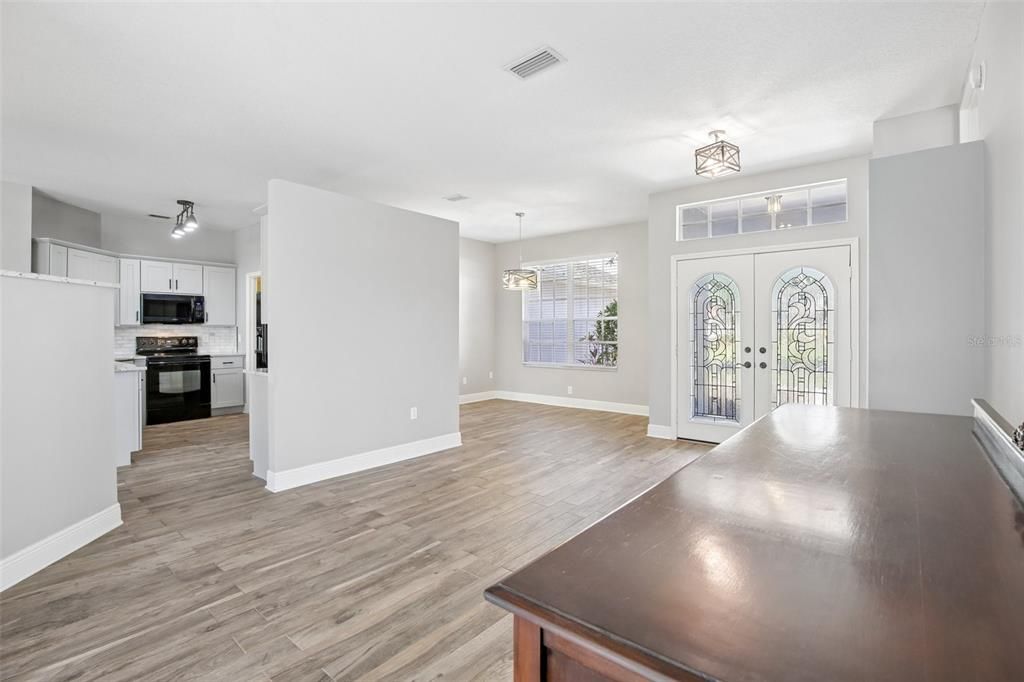 Activo con contrato: $369,900 (3 camas, 2 baños, 1721 Pies cuadrados)