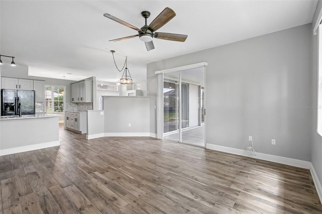 Activo con contrato: $369,900 (3 camas, 2 baños, 1721 Pies cuadrados)
