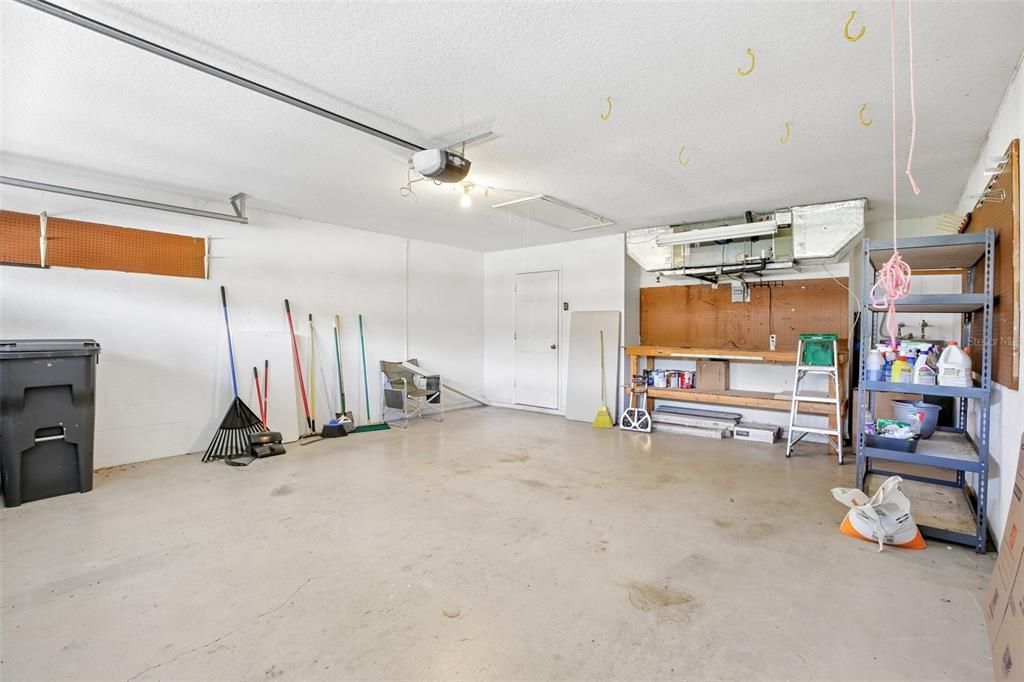 Activo con contrato: $369,900 (3 camas, 2 baños, 1721 Pies cuadrados)