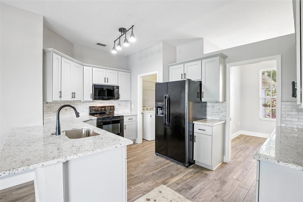 Activo con contrato: $369,900 (3 camas, 2 baños, 1721 Pies cuadrados)