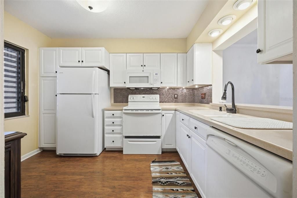 For Sale: $290,000 (2 beds, 2 baths, 1065 Square Feet)