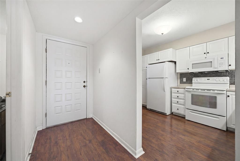 For Sale: $290,000 (2 beds, 2 baths, 1065 Square Feet)
