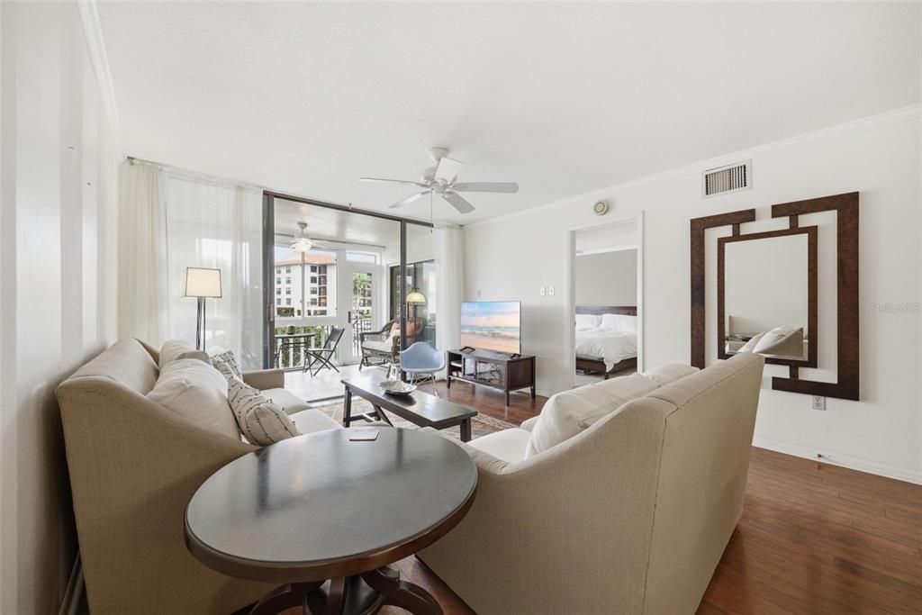 For Sale: $290,000 (2 beds, 2 baths, 1065 Square Feet)