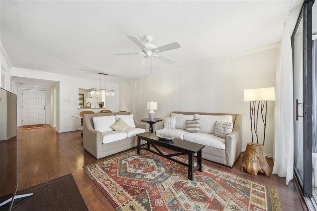 For Sale: $290,000 (2 beds, 2 baths, 1065 Square Feet)