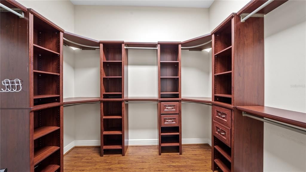 Activo con contrato: $4,500 (5 camas, 3 baños, 3473 Pies cuadrados)