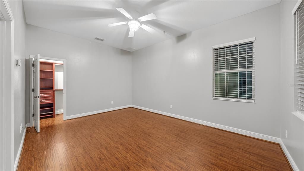 Activo con contrato: $4,500 (5 camas, 3 baños, 3473 Pies cuadrados)