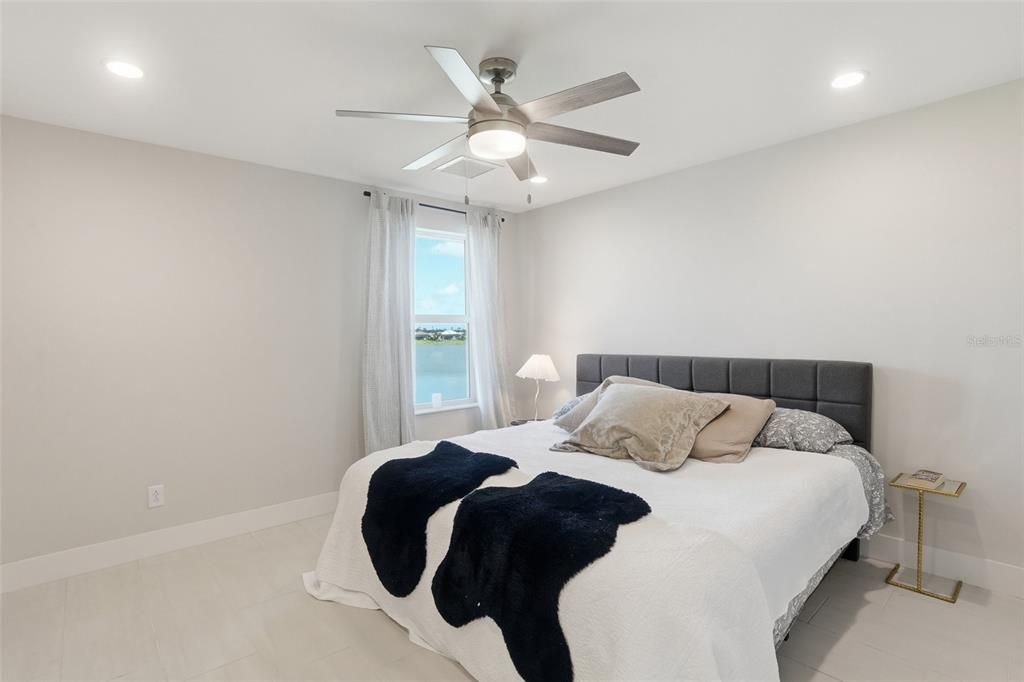 En Venta: $939,000 (4 camas, 3 baños, 3418 Pies cuadrados)