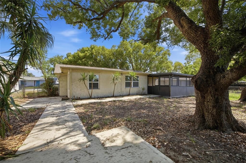 Active With Contract: $235,000 (3 beds, 2 baths, 1003 Square Feet)