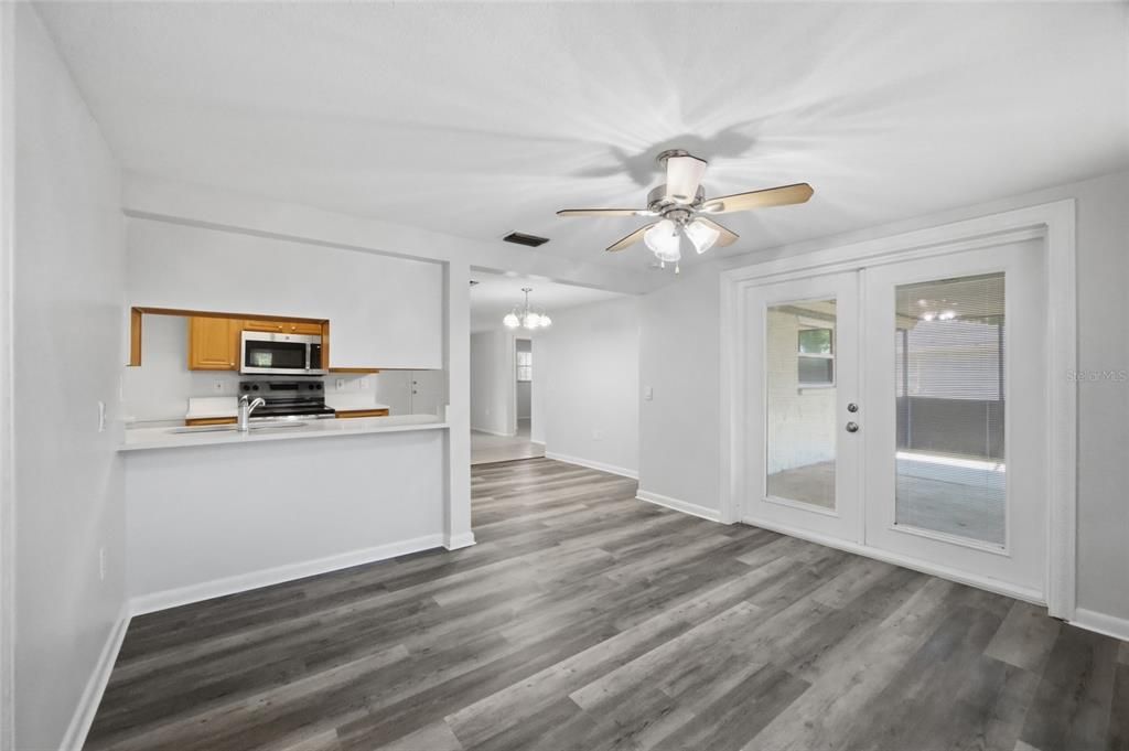 Active With Contract: $235,000 (3 beds, 2 baths, 1003 Square Feet)