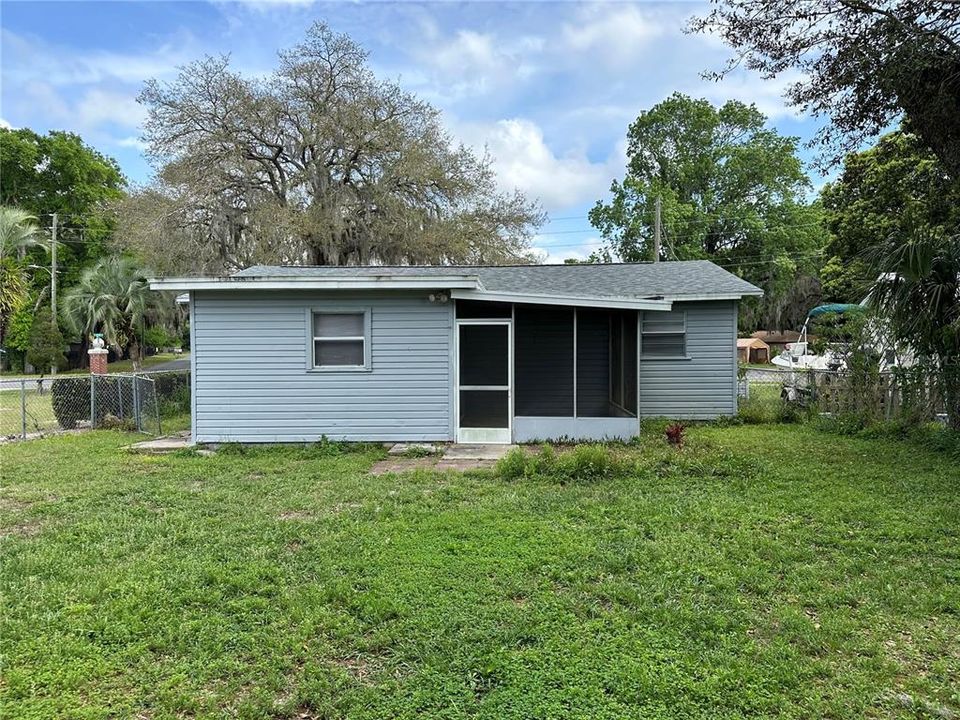 For Rent: $1,700 (3 beds, 1 baths, 964 Square Feet)