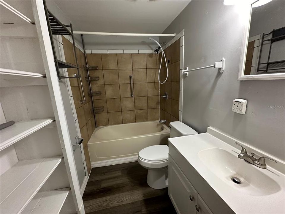 For Rent: $1,700 (3 beds, 1 baths, 964 Square Feet)