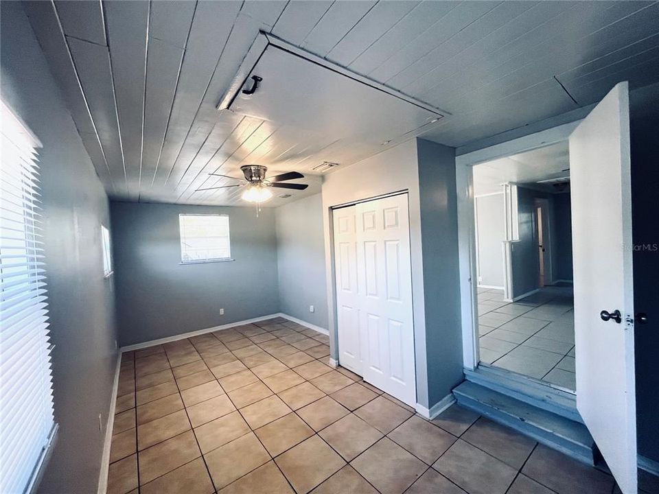 For Rent: $1,700 (3 beds, 1 baths, 964 Square Feet)