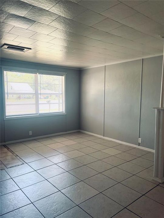 For Rent: $1,700 (3 beds, 1 baths, 964 Square Feet)