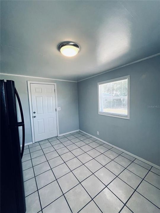 For Rent: $1,700 (3 beds, 1 baths, 964 Square Feet)