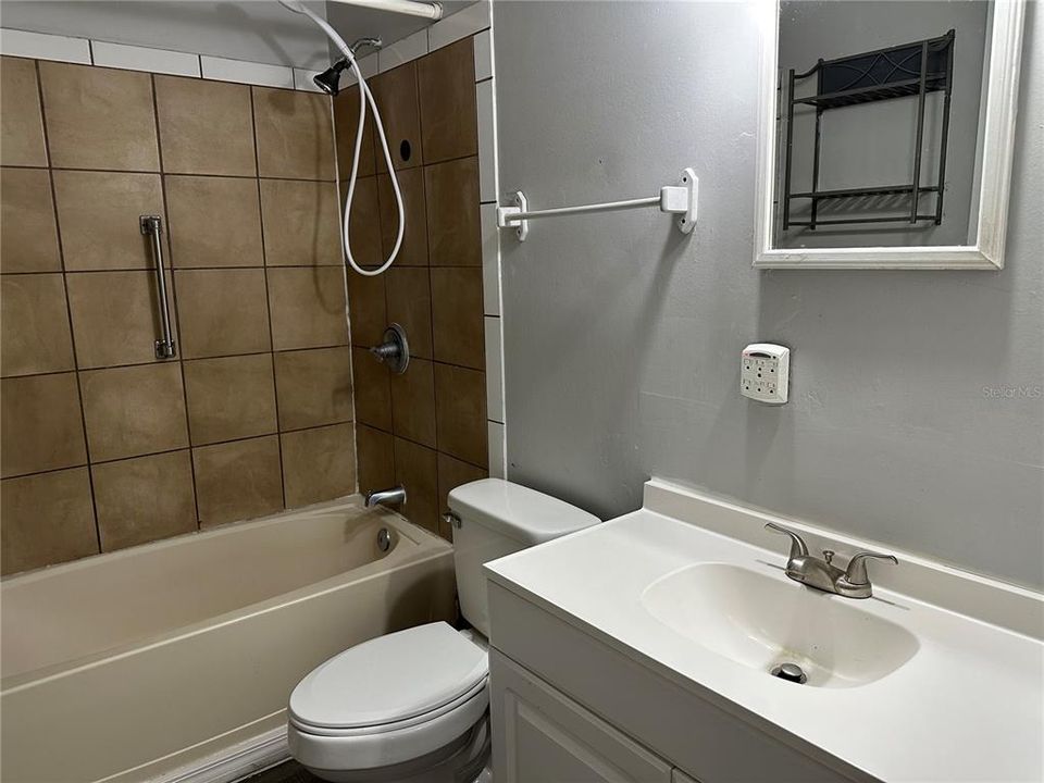 For Rent: $1,700 (3 beds, 1 baths, 964 Square Feet)