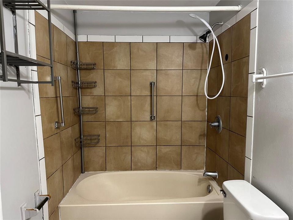 For Rent: $1,700 (3 beds, 1 baths, 964 Square Feet)