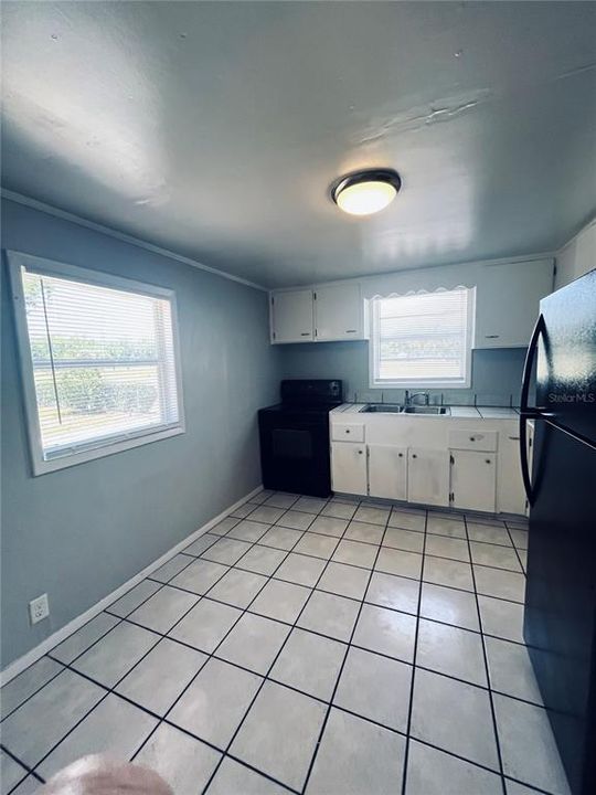 For Rent: $1,700 (3 beds, 1 baths, 964 Square Feet)