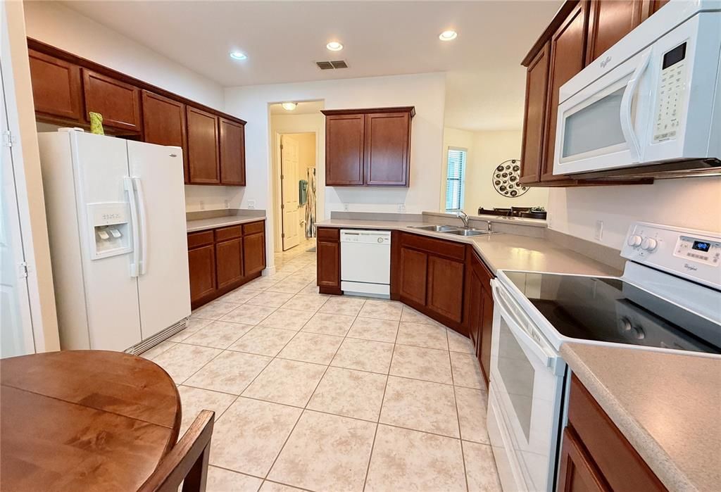 For Sale: $225,000 (2 beds, 2 baths, 1278 Square Feet)