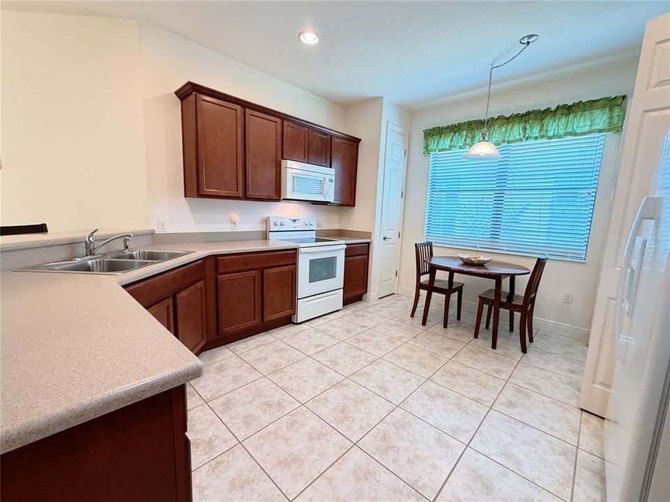 For Sale: $225,000 (2 beds, 2 baths, 1278 Square Feet)