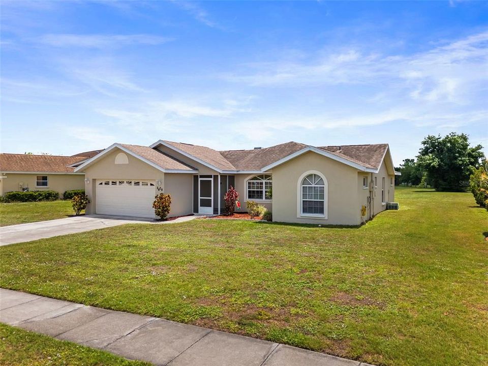 Activo con contrato: $389,000 (4 camas, 3 baños, 1906 Pies cuadrados)