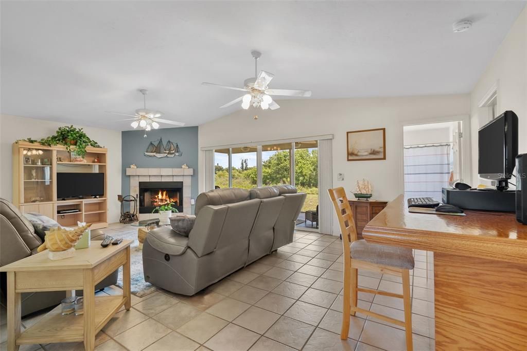 Activo con contrato: $389,000 (4 camas, 3 baños, 1906 Pies cuadrados)