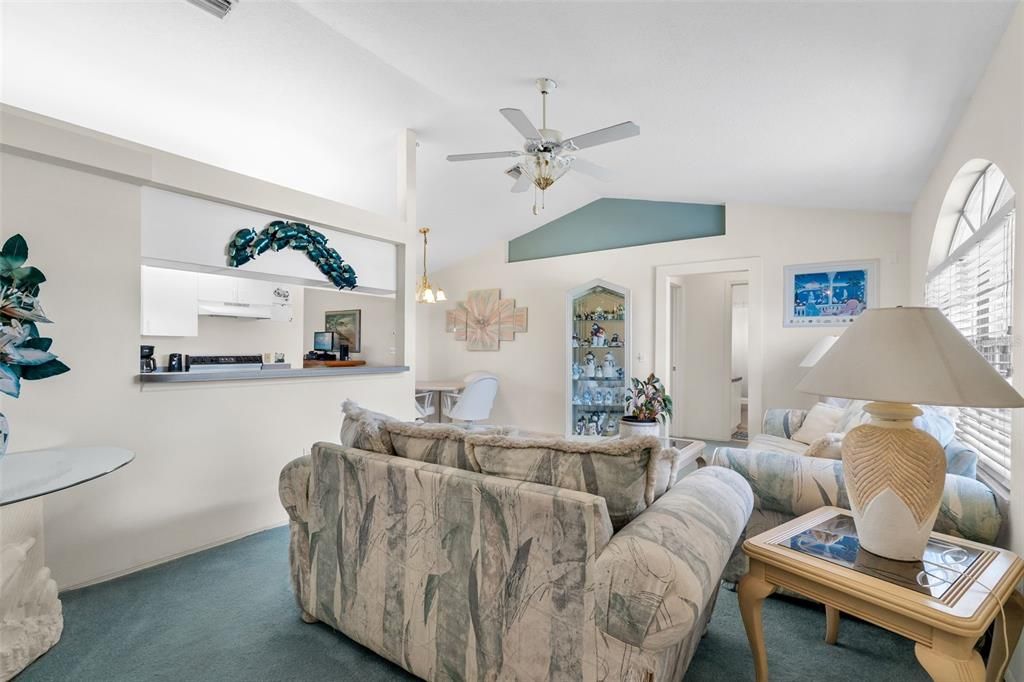 Activo con contrato: $389,000 (4 camas, 3 baños, 1906 Pies cuadrados)