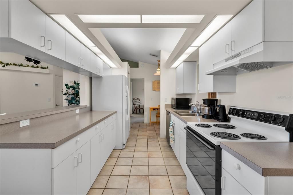 Activo con contrato: $389,000 (4 camas, 3 baños, 1906 Pies cuadrados)