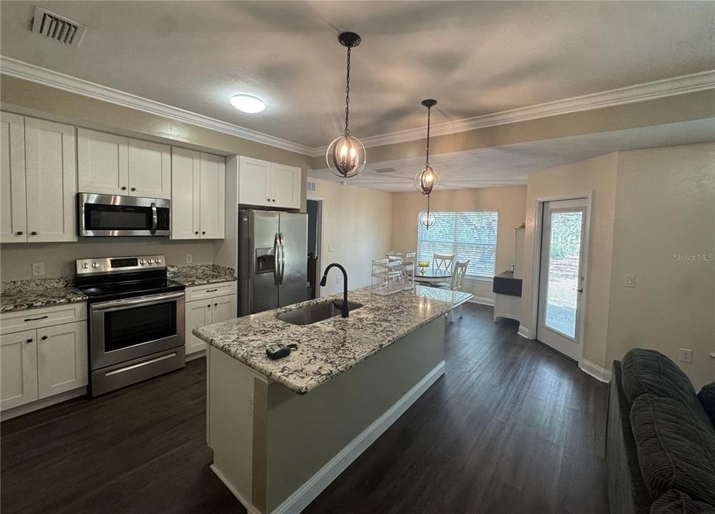 For Sale: $319,900 (3 beds, 2 baths, 1402 Square Feet)