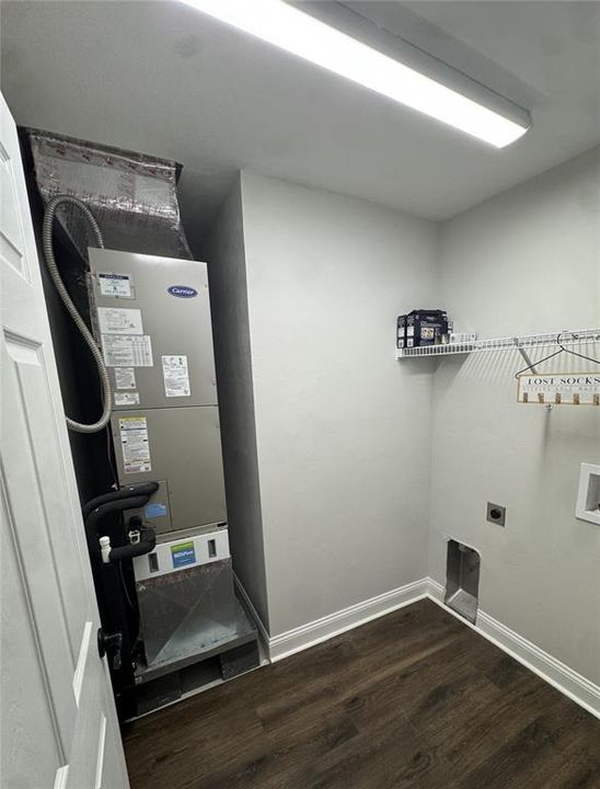 For Sale: $319,900 (3 beds, 2 baths, 1402 Square Feet)