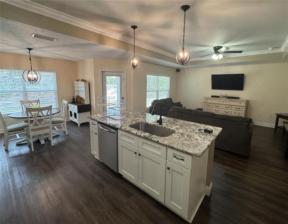 For Sale: $319,900 (3 beds, 2 baths, 1402 Square Feet)