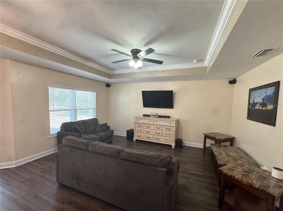 For Sale: $319,900 (3 beds, 2 baths, 1402 Square Feet)