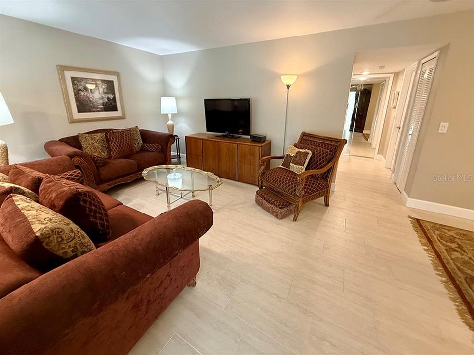 For Sale: $225,000 (2 beds, 2 baths, 1155 Square Feet)