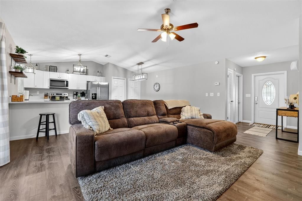 For Sale: $439,900 (3 beds, 2 baths, 1178 Square Feet)