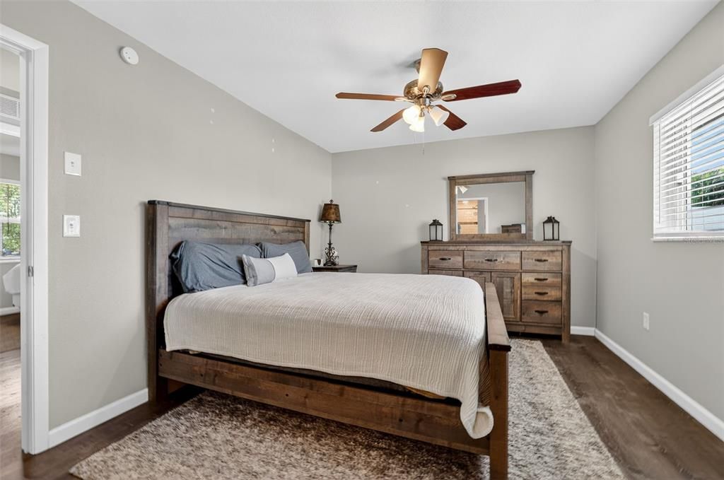 For Sale: $439,900 (3 beds, 2 baths, 1178 Square Feet)