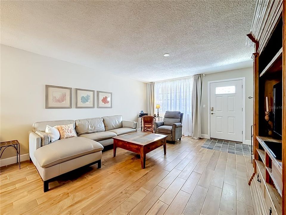For Sale: $239,000 (2 beds, 2 baths, 1120 Square Feet)