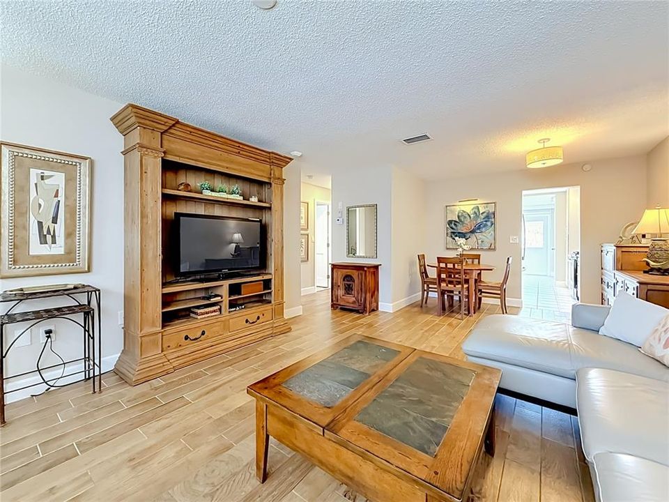 For Sale: $239,000 (2 beds, 2 baths, 1120 Square Feet)