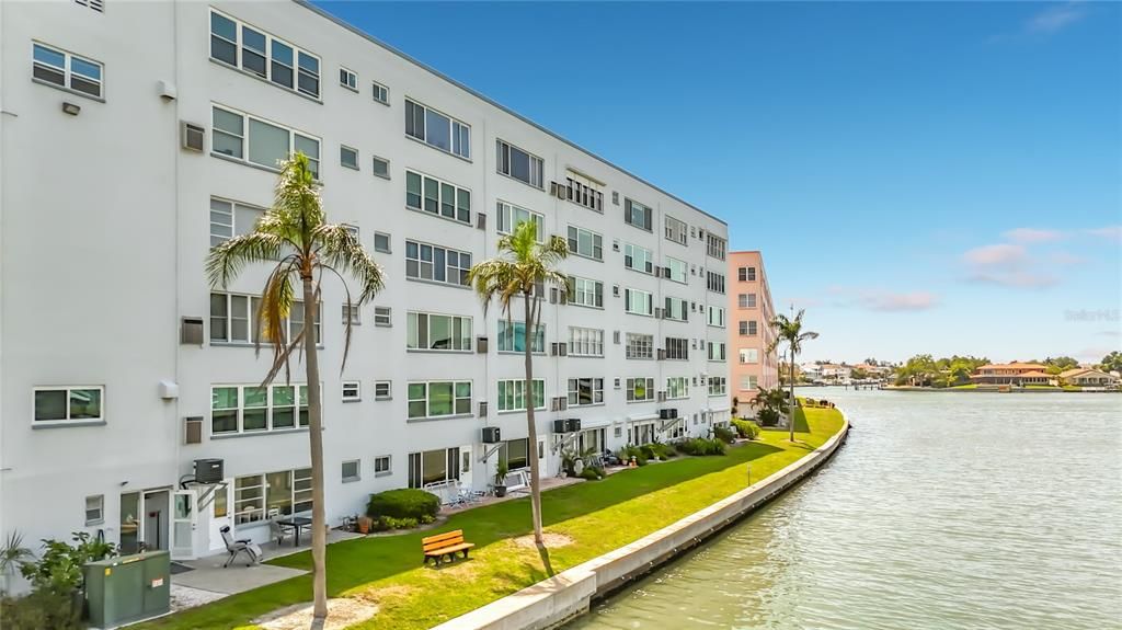 For Sale: $239,000 (2 beds, 2 baths, 1120 Square Feet)