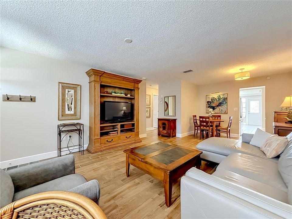 For Sale: $239,000 (2 beds, 2 baths, 1120 Square Feet)