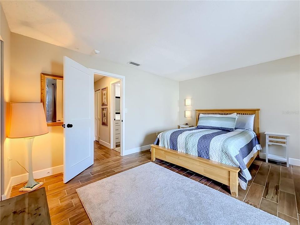For Sale: $239,000 (2 beds, 2 baths, 1120 Square Feet)