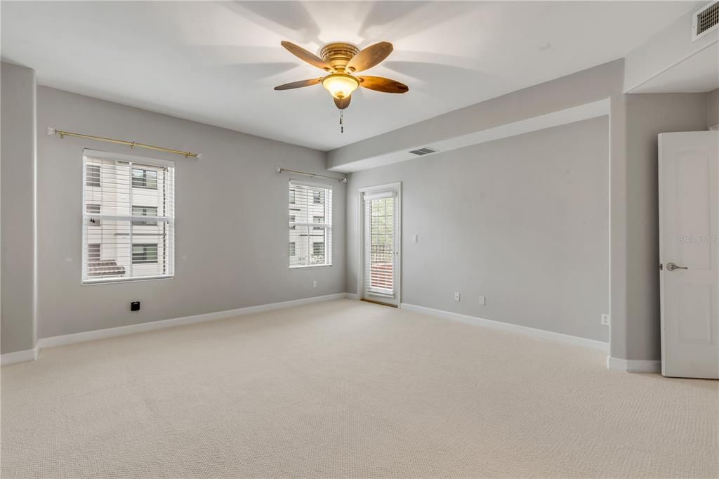 For Sale: $375,000 (3 beds, 3 baths, 1953 Square Feet)