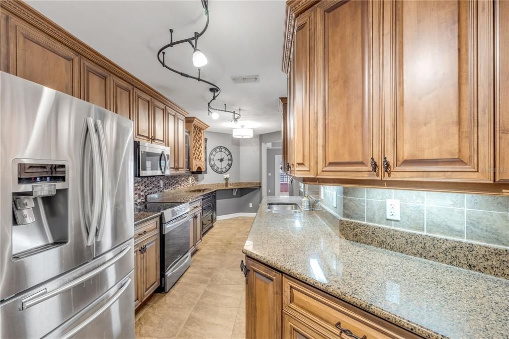 For Sale: $375,000 (3 beds, 3 baths, 1953 Square Feet)