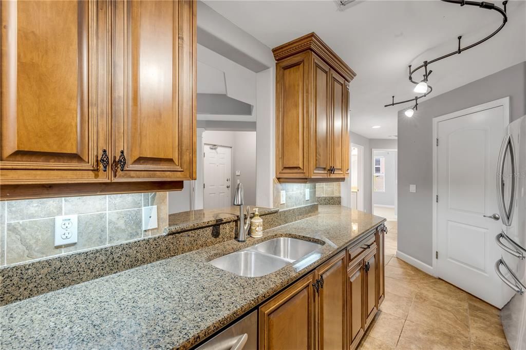 For Sale: $375,000 (3 beds, 3 baths, 1953 Square Feet)