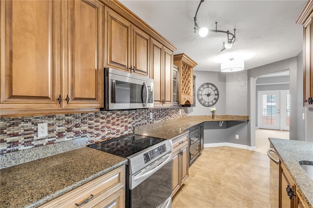 For Sale: $375,000 (3 beds, 3 baths, 1953 Square Feet)